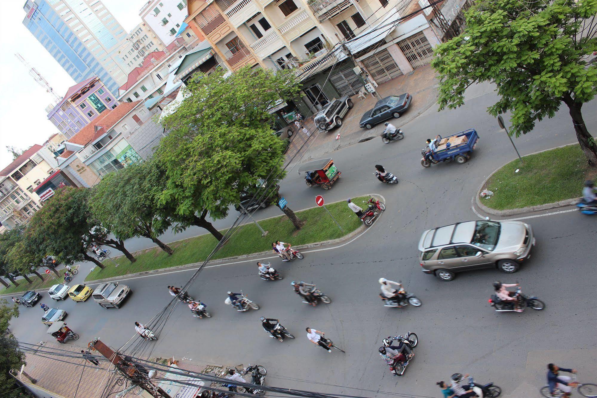 ลัคกี้ 1 เกสท์เฮาส์ Hotel พนมเปญ ภายนอก รูปภาพ